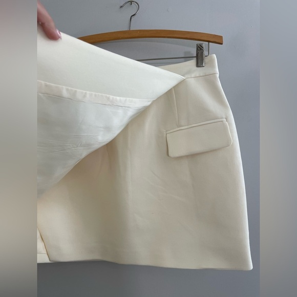 Le’ AL.X Elegant Cream Mini Skirt NWT - Picture 2 of 6